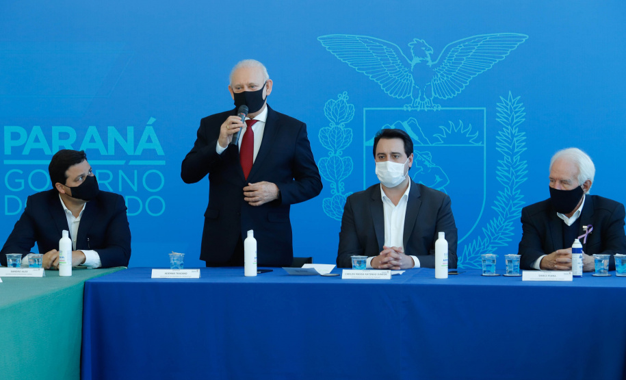 O governador Carlos Massa Ratinho Junior assinou nesta terça-feira (04), no Palácio Iguaçu, a ordem de serviço para a duplicação da Avenida Juscelino Kubitscheck de Oliveira (PR-412), em Matinhos. Antiga reivindicação dos moradores e frequentadores do Litoral paranaense, a JK faz parte da PR-412, rodovia que liga as cidades de Guaratuba, Matinhos e Pontal do Paraná.