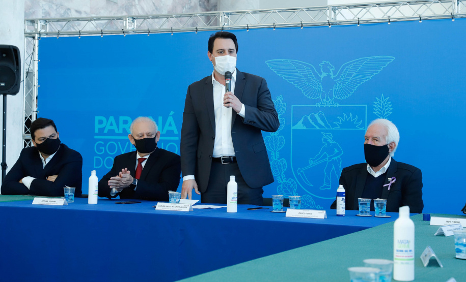 O governador Carlos Massa Ratinho Junior assinou nesta terça-feira (04), no Palácio Iguaçu, a ordem de serviço para a duplicação da Avenida Juscelino Kubitscheck de Oliveira (PR-412), em Matinhos. Antiga reivindicação dos moradores e frequentadores do Litoral paranaense, a JK faz parte da PR-412, rodovia que liga as cidades de Guaratuba, Matinhos e Pontal do Paraná.