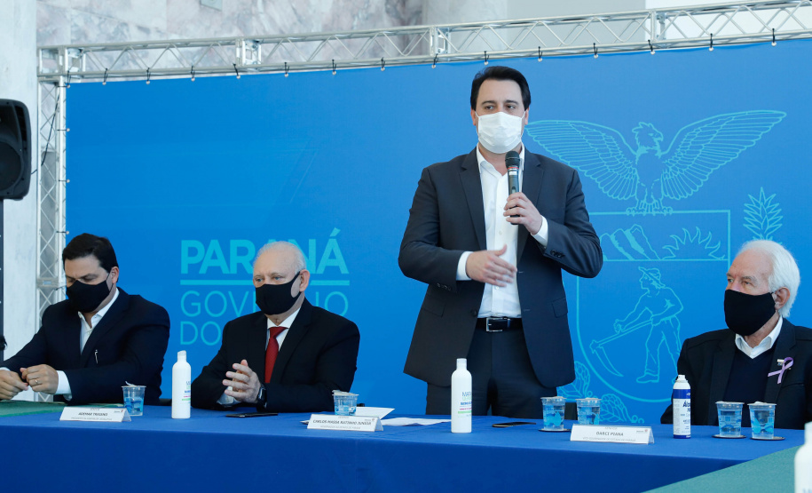 O governador Carlos Massa Ratinho Junior assinou nesta terça-feira (04), no Palácio Iguaçu, a ordem de serviço para a duplicação da Avenida Juscelino Kubitscheck de Oliveira (PR-412), em Matinhos. Antiga reivindicação dos moradores e frequentadores do Litoral paranaense, a JK faz parte da PR-412, rodovia que liga as cidades de Guaratuba, Matinhos e Pontal do Paraná.