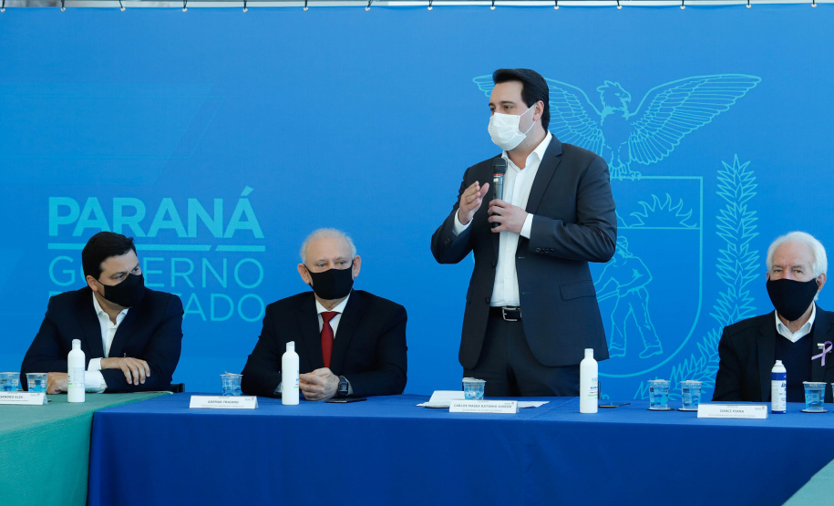 O governador Carlos Massa Ratinho Junior assinou nesta terça-feira (04), no Palácio Iguaçu, a ordem de serviço para a duplicação da Avenida Juscelino Kubitscheck de Oliveira (PR-412), em Matinhos. Antiga reivindicação dos moradores e frequentadores do Litoral paranaense, a JK faz parte da PR-412, rodovia que liga as cidades de Guaratuba, Matinhos e Pontal do Paraná.