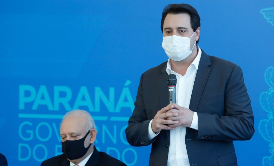 O governador Carlos Massa Ratinho Junior assinou nesta terça-feira (04), no Palácio Iguaçu, a ordem de serviço para a duplicação da Avenida Juscelino Kubitscheck de Oliveira (PR-412), em Matinhos. Antiga reivindicação dos moradores e frequentadores do Litoral paranaense, a JK faz parte da PR-412, rodovia que liga as cidades de Guaratuba, Matinhos e Pontal do Paraná.