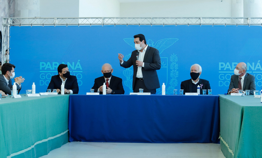 O governador Carlos Massa Ratinho Junior assinou nesta terça-feira (04), no Palácio Iguaçu, a ordem de serviço para a duplicação da Avenida Juscelino Kubitscheck de Oliveira (PR-412), em Matinhos. Antiga reivindicação dos moradores e frequentadores do Litoral paranaense, a JK faz parte da PR-412, rodovia que liga as cidades de Guaratuba, Matinhos e Pontal do Paraná.