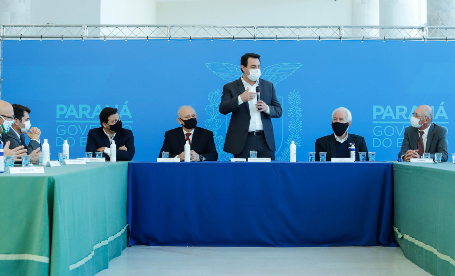 O governador Carlos Massa Ratinho Junior assinou nesta terça-feira (04), no Palácio Iguaçu, a ordem de serviço para a duplicação da Avenida Juscelino Kubitscheck de Oliveira (PR-412), em Matinhos. Antiga reivindicação dos moradores e frequentadores do Litoral paranaense, a JK faz parte da PR-412, rodovia que liga as cidades de Guaratuba, Matinhos e Pontal do Paraná.