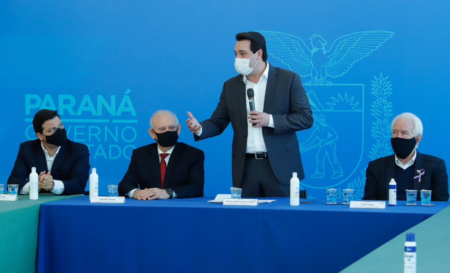 O governador Carlos Massa Ratinho Junior assinou nesta terça-feira (04), no Palácio Iguaçu, a ordem de serviço para a duplicação da Avenida Juscelino Kubitscheck de Oliveira (PR-412), em Matinhos. Antiga reivindicação dos moradores e frequentadores do Litoral paranaense, a JK faz parte da PR-412, rodovia que liga as cidades de Guaratuba, Matinhos e Pontal do Paraná.