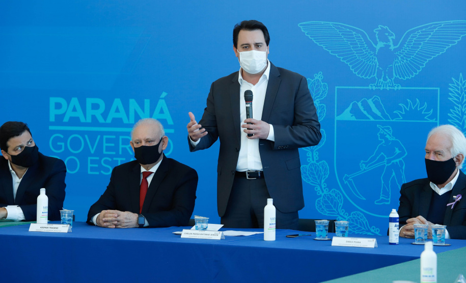 O governador Carlos Massa Ratinho Junior assinou nesta terça-feira (04), no Palácio Iguaçu, a ordem de serviço para a duplicação da Avenida Juscelino Kubitscheck de Oliveira (PR-412), em Matinhos. Antiga reivindicação dos moradores e frequentadores do Litoral paranaense, a JK faz parte da PR-412, rodovia que liga as cidades de Guaratuba, Matinhos e Pontal do Paraná.