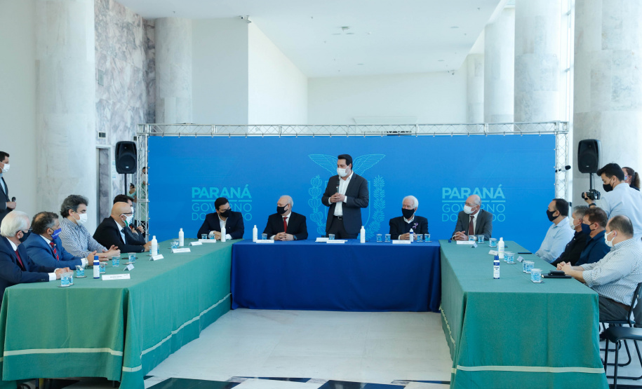 O governador Carlos Massa Ratinho Junior assinou nesta terça-feira (04), no Palácio Iguaçu, a ordem de serviço para a duplicação da Avenida Juscelino Kubitscheck de Oliveira (PR-412), em Matinhos. Antiga reivindicação dos moradores e frequentadores do Litoral paranaense, a JK faz parte da PR-412, rodovia que liga as cidades de Guaratuba, Matinhos e Pontal do Paraná.