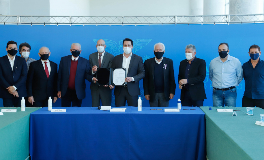 O governador Carlos Massa Ratinho Junior assinou nesta terça-feira (04), no Palácio Iguaçu, a ordem de serviço para a duplicação da Avenida Juscelino Kubitscheck de Oliveira (PR-412), em Matinhos. Antiga reivindicação dos moradores e frequentadores do Litoral paranaense, a JK faz parte da PR-412, rodovia que liga as cidades de Guaratuba, Matinhos e Pontal do Paraná.