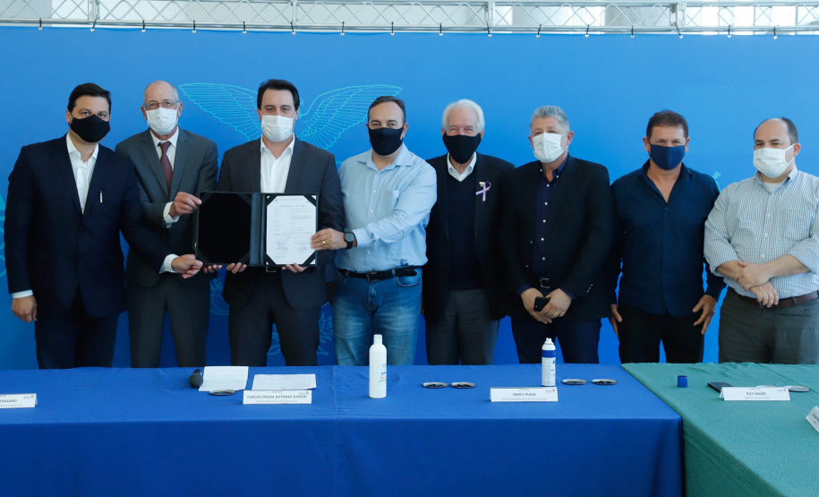 O governador Carlos Massa Ratinho Junior assinou nesta terça-feira (04), no Palácio Iguaçu, a ordem de serviço para a duplicação da Avenida Juscelino Kubitscheck de Oliveira (PR-412), em Matinhos. Antiga reivindicação dos moradores e frequentadores do Litoral paranaense, a JK faz parte da PR-412, rodovia que liga as cidades de Guaratuba, Matinhos e Pontal do Paraná.