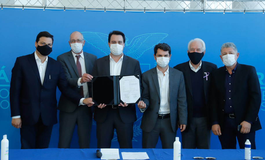 O governador Carlos Massa Ratinho Junior assinou nesta terça-feira (04), no Palácio Iguaçu, a ordem de serviço para a duplicação da Avenida Juscelino Kubitscheck de Oliveira (PR-412), em Matinhos. Antiga reivindicação dos moradores e frequentadores do Litoral paranaense, a JK faz parte da PR-412, rodovia que liga as cidades de Guaratuba, Matinhos e Pontal do Paraná.