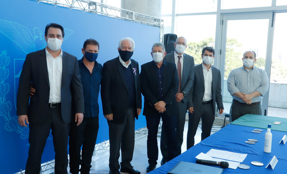 O governador Carlos Massa Ratinho Junior assinou nesta terça-feira (04), no Palácio Iguaçu, a ordem de serviço para a duplicação da Avenida Juscelino Kubitscheck de Oliveira (PR-412), em Matinhos. Antiga reivindicação dos moradores e frequentadores do Litoral paranaense, a JK faz parte da PR-412, rodovia que liga as cidades de Guaratuba, Matinhos e Pontal do Paraná.