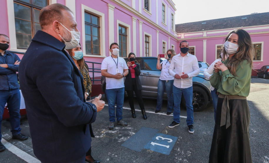 Os servidores da Polícia Civil do Paraná (PCPR) aderiram à campanha Aquece Paraná, promovida pelo Governo do Estado. Mais de 3,5 mil itens, entre vestuário e cobertores, já foram doados pelos policiais civis em todo o Estado do Paraná. A primeira-dama, Luciana Saito Massa, participou da entrega de 1.241 peças para a entidade “Unidos Conseguimos”, na Foto:Valdelino Pontes