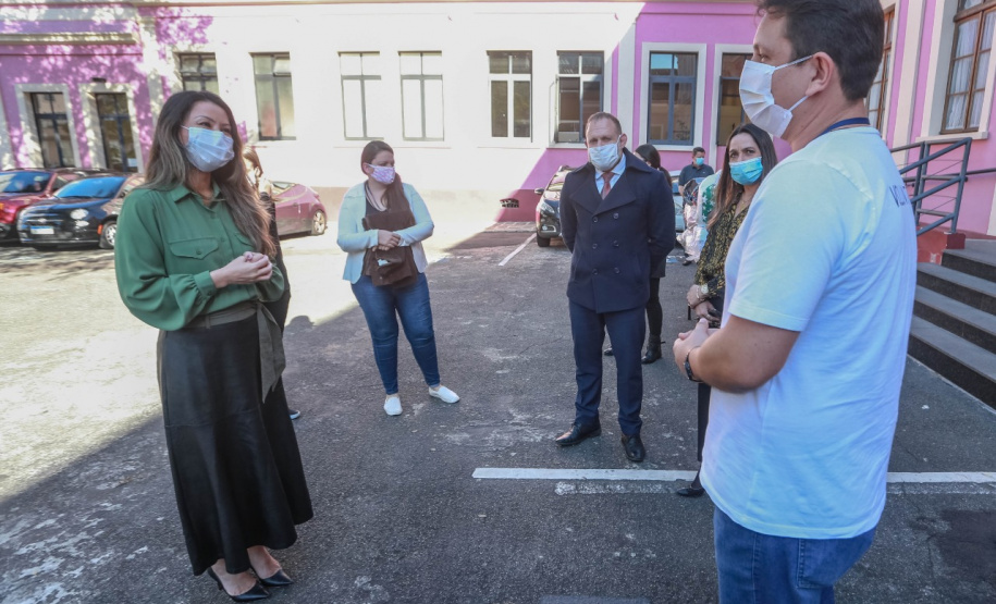 Os servidores da Polícia Civil do Paraná (PCPR) aderiram à campanha Aquece Paraná, promovida pelo Governo do Estado. Mais de 3,5 mil itens, entre vestuário e cobertores, já foram doados pelos policiais civis em todo o Estado do Paraná. A primeira-dama, Luciana Saito Massa, participou da entrega de 1.241 peças para a entidade “Unidos Conseguimos”, na Foto:Valdelino Pontes