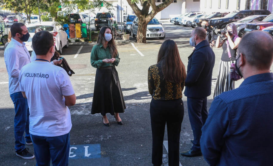 Os servidores da Polícia Civil do Paraná (PCPR) aderiram à campanha Aquece Paraná, promovida pelo Governo do Estado. Mais de 3,5 mil itens, entre vestuário e cobertores, já foram doados pelos policiais civis em todo o Estado do Paraná. A primeira-dama, Luciana Saito Massa, participou da entrega de 1.241 peças para a entidade “Unidos Conseguimos”, na terça-feira (4), na sede da PCPR, em Curitiba.  
Foto:Valdelino Pontes
