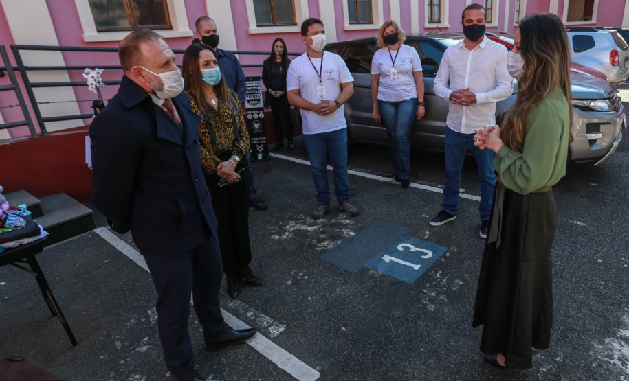 Os servidores da Polícia Civil do Paraná (PCPR) aderiram à campanha Aquece Paraná, promovida pelo Governo do Estado. Mais de 3,5 mil itens, entre vestuário e cobertores, já foram doados pelos policiais civis em todo o Estado do Paraná. A primeira-dama, Luciana Saito Massa, participou da entrega de 1.241 peças para a entidade “Unidos Conseguimos”, na terça-feira (4), na sede da PCPR, em Curitiba.  
Foto:Valdelino Pontes