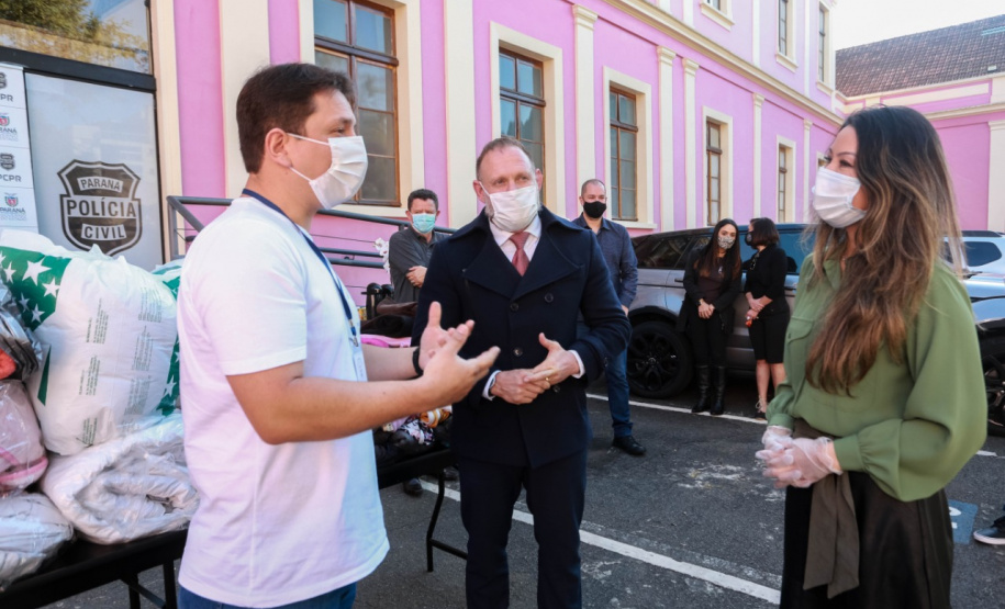 Os servidores da Polícia Civil do Paraná (PCPR) aderiram à campanha Aquece Paraná, promovida pelo Governo do Estado. Mais de 3,5 mil itens, entre vestuário e cobertores, já foram doados pelos policiais civis em todo o Estado do Paraná. A primeira-dama, Luciana Saito Massa, participou da entrega de 1.241 peças para a entidade “Unidos Conseguimos”, na terça-feira (4), na sede da PCPR, em Curitiba.  
Foto:Valdelino Pontes