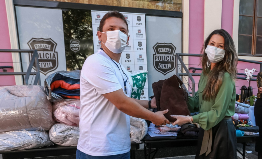 Os servidores da Polícia Civil do Paraná (PCPR) aderiram à campanha Aquece Paraná, promovida pelo Governo do Estado. Mais de 3,5 mil itens, entre vestuário e cobertores, já foram doados pelos policiais civis em todo o Estado do Paraná. A primeira-dama, Luciana Saito Massa, participou da entrega de 1.241 peças para a entidade “Unidos Conseguimos”, na terça-feira (4), na sede da PCPR, em Curitiba.  
Foto:Valdelino Pontes