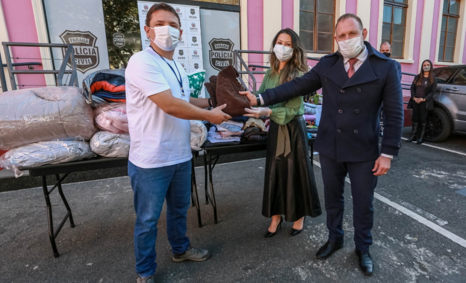 Os servidores da Polícia Civil do Paraná (PCPR) aderiram à campanha Aquece Paraná, promovida pelo Governo do Estado. Mais de 3,5 mil itens, entre vestuário e cobertores, já foram doados pelos policiais civis em todo o Estado do Paraná. A primeira-dama, Luciana Saito Massa, participou da entrega de 1.241 peças para a entidade “Unidos Conseguimos”, na terça-feira (4), na sede da PCPR, em Curitiba.  
Foto:Valdelino Pontes