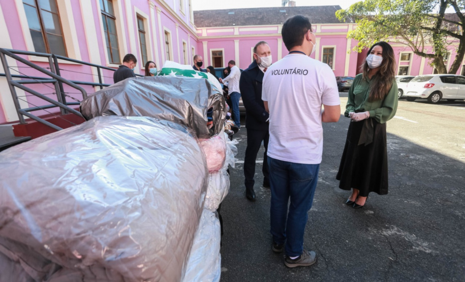 Os servidores da Polícia Civil do Paraná (PCPR) aderiram à campanha Aquece Paraná, promovida pelo Governo do Estado. Mais de 3,5 mil itens, entre vestuário e cobertores, já foram doados pelos policiais civis em todo o Estado do Paraná. A primeira-dama, Luciana Saito Massa, participou da entrega de 1.241 peças para a entidade “Unidos Conseguimos”, na terça-feira (4), na sede da PCPR, em Curitiba.  
Foto:Valdelino Pontes