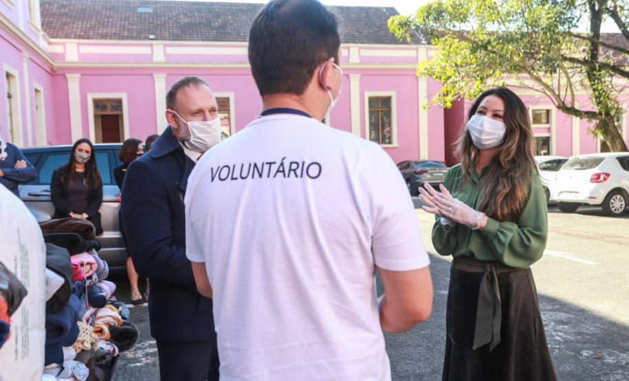 Os servidores da Polícia Civil do Paraná (PCPR) aderiram à campanha Aquece Paraná, promovida pelo Governo do Estado. Mais de 3,5 mil itens, entre vestuário e cobertores, já foram doados pelos policiais civis em todo o Estado do Paraná. A primeira-dama, Luciana Saito Massa, participou da entrega de 1.241 peças para a entidade “Unidos Conseguimos”, na terça-feira (4), na sede da PCPR, em Curitiba.  
Foto:Valdelino Pontes