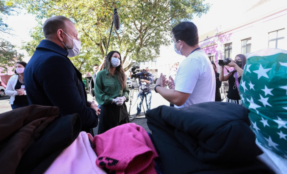 Os servidores da Polícia Civil do Paraná (PCPR) aderiram à campanha Aquece Paraná, promovida pelo Governo do Estado. Mais de 3,5 mil itens, entre vestuário e cobertores, já foram doados pelos policiais civis em todo o Estado do Paraná. A primeira-dama, Luciana Saito Massa, participou da entrega de 1.241 peças para a entidade “Unidos Conseguimos”, na terça-feira (4), na sede da PCPR, em Curitiba.  
Foto:Valdelino Pontes