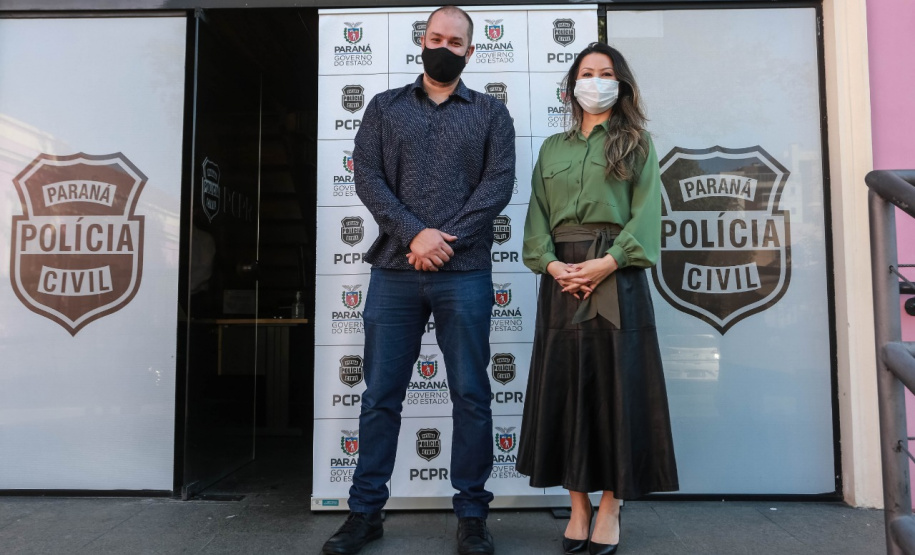 Os servidores da Polícia Civil do Paraná (PCPR) aderiram à campanha Aquece Paraná, promovida pelo Governo do Estado. Mais de 3,5 mil itens, entre vestuário e cobertores, já foram doados pelos policiais civis em todo o Estado do Paraná. A primeira-dama, Luciana Saito Massa, participou da entrega de 1.241 peças para a entidade “Unidos Conseguimos”, na terça-feira (4), na sede da PCPR, em Curitiba.  
Foto:Valdelino Pontes