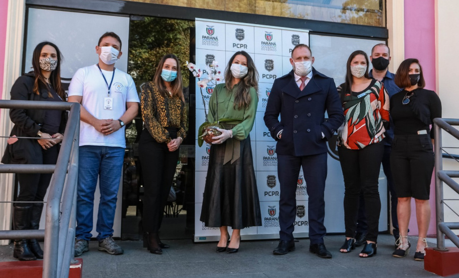 Os servidores da Polícia Civil do Paraná (PCPR) aderiram à campanha Aquece Paraná, promovida pelo Governo do Estado. Mais de 3,5 mil itens, entre vestuário e cobertores, já foram doados pelos policiais civis em todo o Estado do Paraná. A primeira-dama, Luciana Saito Massa, participou da entrega de 1.241 peças para a entidade “Unidos Conseguimos”, na terça-feira (4), na sede da PCPR, em Curitiba.  
Foto:Valdelino Pontes