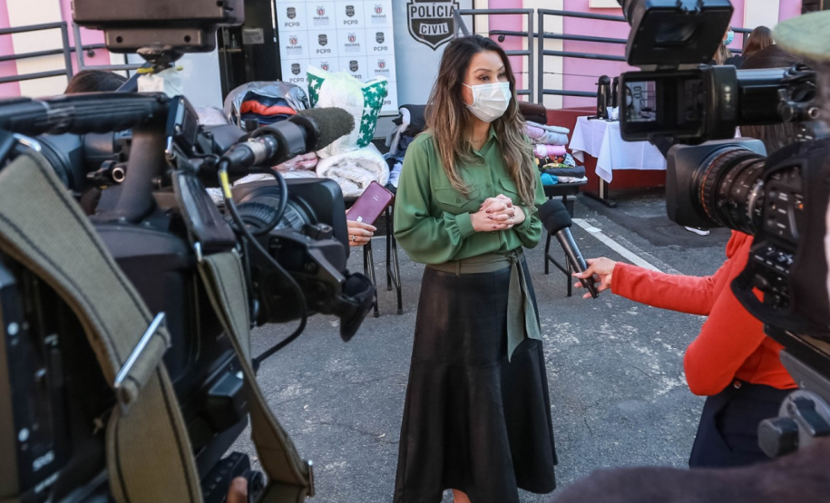 Os servidores da Polícia Civil do Paraná (PCPR) aderiram à campanha Aquece Paraná, promovida pelo Governo do Estado. Mais de 3,5 mil itens, entre vestuário e cobertores, já foram doados pelos policiais civis em todo o Estado do Paraná. A primeira-dama, Luciana Saito Massa, participou da entrega de 1.241 peças para a entidade “Unidos Conseguimos”, na terça-feira (4), na sede da PCPR, em Curitiba.  
Foto:Valdelino Pontes