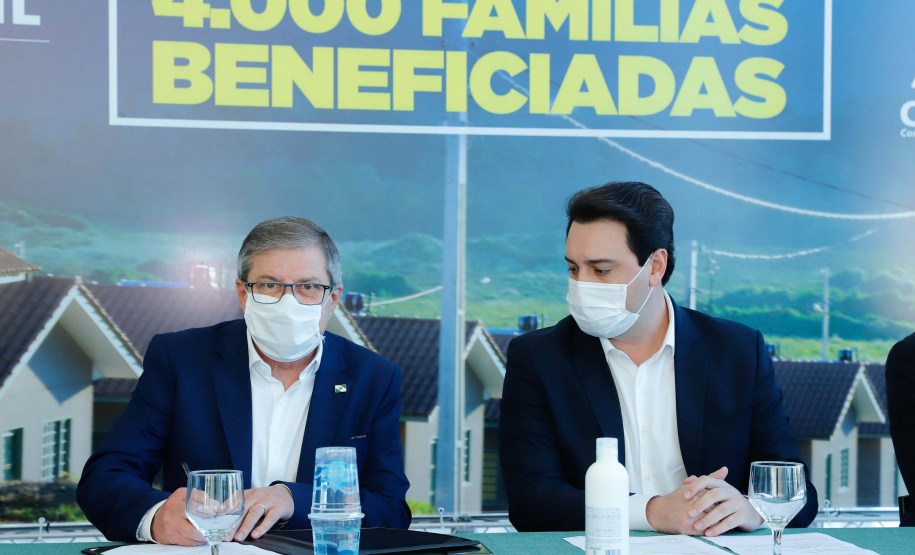 O convênio com a Pacaembu Construtora, empresa com sede em São Paulo, prevê investimentos de R$ 540 milhões. O acordo foi assinado nesta quarta-feira (5), em cerimônia no Palácio Iguaçu, pelo governador Carlos Massa Ratinho Junior, o presidente da Cohapar, Jorge Lange, prefeitos e representantes da empresa. A expectativa é que as casas fiquem prontas no primeiro semestre de 2022.