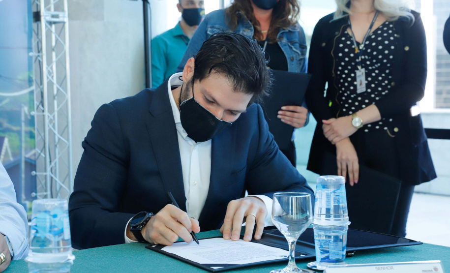 O convênio com a Pacaembu Construtora, empresa com sede em São Paulo, prevê investimentos de R$ 540 milhões. O acordo foi assinado nesta quarta-feira (5), em cerimônia no Palácio Iguaçu, pelo governador Carlos Massa Ratinho Junior, o presidente da Cohapar, Jorge Lange, prefeitos e representantes da empresa. A expectativa é que as casas fiquem prontas no primeiro semestre de 2022.