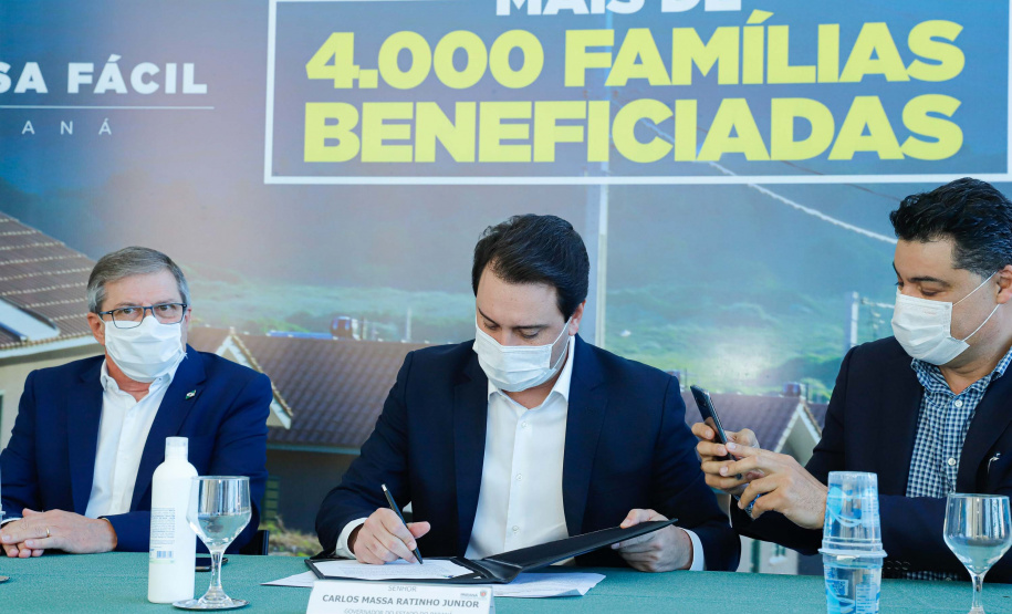 O convênio com a Pacaembu Construtora, empresa com sede em São Paulo, prevê investimentos de R$ 540 milhões. O acordo foi assinado nesta quarta-feira (5), em cerimônia no Palácio Iguaçu, pelo governador Carlos Massa Ratinho Junior, o presidente da Cohapar, Jorge Lange, prefeitos e representantes da empresa. A expectativa é que as casas fiquem prontas no primeiro semestre de 2022.