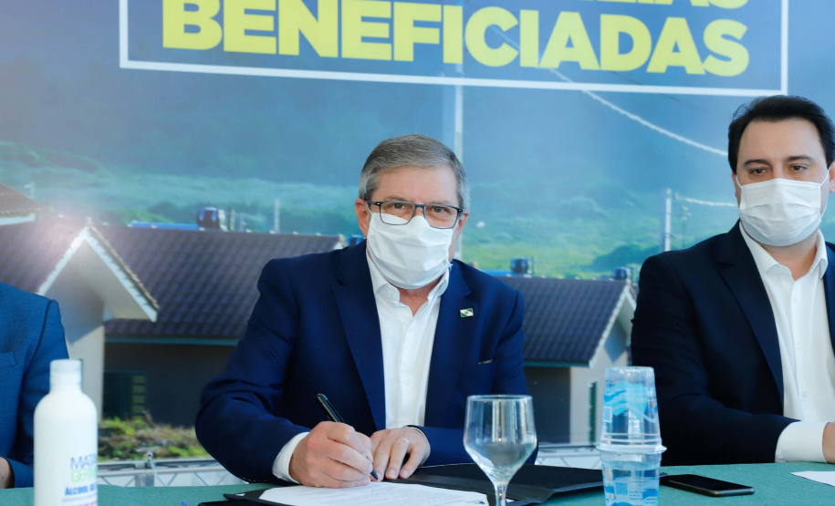 O convênio com a Pacaembu Construtora, empresa com sede em São Paulo, prevê investimentos de R$ 540 milhões. O acordo foi assinado nesta quarta-feira (5), em cerimônia no Palácio Iguaçu, pelo governador Carlos Massa Ratinho Junior, o presidente da Cohapar, Jorge Lange, prefeitos e representantes da empresa. A expectativa é que as casas fiquem prontas no primeiro semestre de 2022.