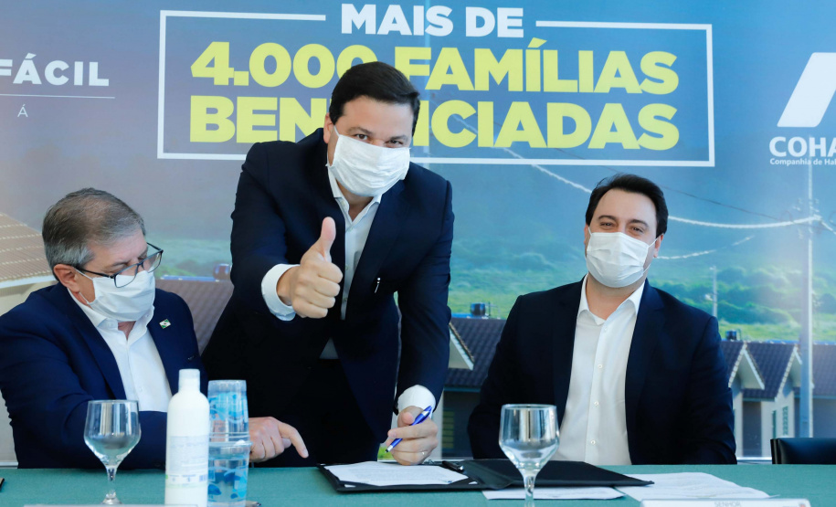 O convênio com a Pacaembu Construtora, empresa com sede em São Paulo, prevê investimentos de R$ 540 milhões. O acordo foi assinado nesta quarta-feira (5), em cerimônia no Palácio Iguaçu, pelo governador Carlos Massa Ratinho Junior, o presidente da Cohapar, Jorge Lange, prefeitos e representantes da empresa. A expectativa é que as casas fiquem prontas no primeiro semestre de 2022.