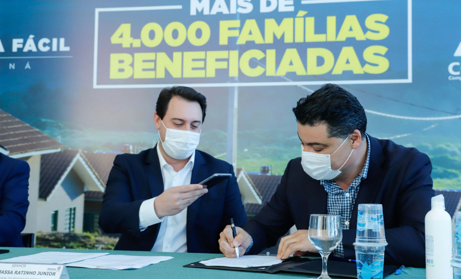 O convênio com a Pacaembu Construtora, empresa com sede em São Paulo, prevê investimentos de R$ 540 milhões. O acordo foi assinado nesta quarta-feira (5), em cerimônia no Palácio Iguaçu, pelo governador Carlos Massa Ratinho Junior, o presidente da Cohapar, Jorge Lange, prefeitos e representantes da empresa. A expectativa é que as casas fiquem prontas no primeiro semestre de 2022.