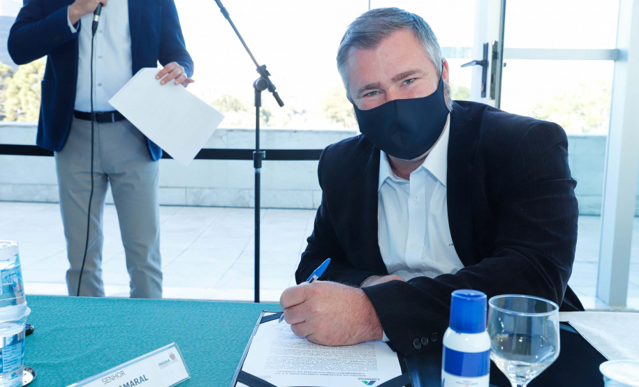 O convênio com a Pacaembu Construtora, empresa com sede em São Paulo, prevê investimentos de R$ 540 milhões. O acordo foi assinado nesta quarta-feira (5), em cerimônia no Palácio Iguaçu, pelo governador Carlos Massa Ratinho Junior, o presidente da Cohapar, Jorge Lange, prefeitos e representantes da empresa. A expectativa é que as casas fiquem prontas no primeiro semestre de 2022.