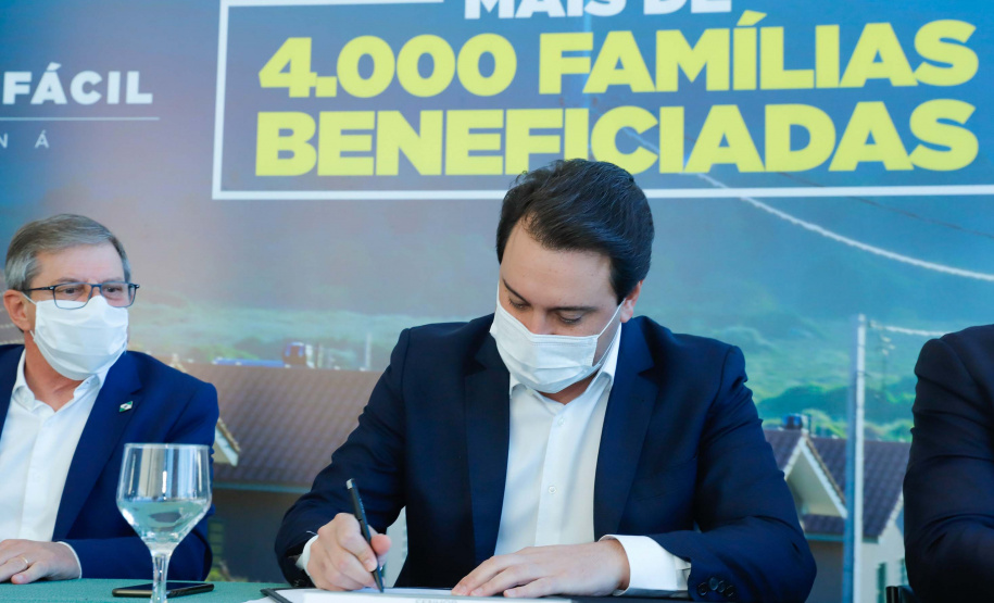 O convênio com a Pacaembu Construtora, empresa com sede em São Paulo, prevê investimentos de R$ 540 milhões. O acordo foi assinado nesta quarta-feira (5), em cerimônia no Palácio Iguaçu, pelo governador Carlos Massa Ratinho Junior, o presidente da Cohapar, Jorge Lange, prefeitos e representantes da empresa. A expectativa é que as casas fiquem prontas no primeiro semestre de 2022.