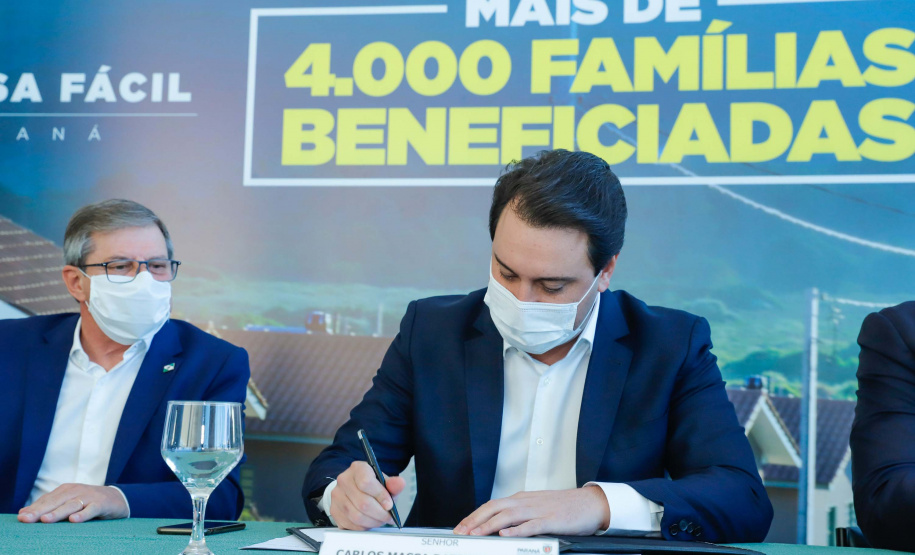 O convênio com a Pacaembu Construtora, empresa com sede em São Paulo, prevê investimentos de R$ 540 milhões. O acordo foi assinado nesta quarta-feira (5), em cerimônia no Palácio Iguaçu, pelo governador Carlos Massa Ratinho Junior, o presidente da Cohapar, Jorge Lange, prefeitos e representantes da empresa. A expectativa é que as casas fiquem prontas no primeiro semestre de 2022.