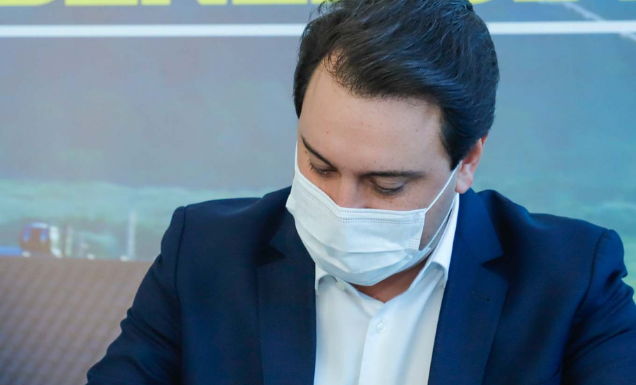 O convênio com a Pacaembu Construtora, empresa com sede em São Paulo, prevê investimentos de R$ 540 milhões. O acordo foi assinado nesta quarta-feira (5), em cerimônia no Palácio Iguaçu, pelo governador Carlos Massa Ratinho Junior, o presidente da Cohapar, Jorge Lange, prefeitos e representantes da empresa. A expectativa é que as casas fiquem prontas no primeiro semestre de 2022.