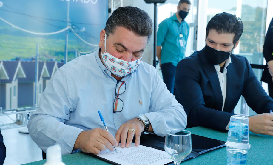 O convênio com a Pacaembu Construtora, empresa com sede em São Paulo, prevê investimentos de R$ 540 milhões. O acordo foi assinado nesta quarta-feira (5), em cerimônia no Palácio Iguaçu, pelo governador Carlos Massa Ratinho Junior, o presidente da Cohapar, Jorge Lange, prefeitos e representantes da empresa. A expectativa é que as casas fiquem prontas no primeiro semestre de 2022.