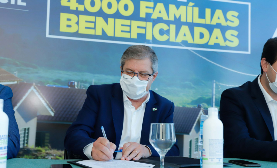 O convênio com a Pacaembu Construtora, empresa com sede em São Paulo, prevê investimentos de R$ 540 milhões. O acordo foi assinado nesta quarta-feira (5), em cerimônia no Palácio Iguaçu, pelo governador Carlos Massa Ratinho Junior, o presidente da Cohapar, Jorge Lange, prefeitos e representantes da empresa. A expectativa é que as casas fiquem prontas no primeiro semestre de 2022.