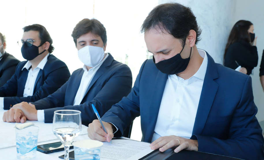 O convênio com a Pacaembu Construtora, empresa com sede em São Paulo, prevê investimentos de R$ 540 milhões. O acordo foi assinado nesta quarta-feira (5), em cerimônia no Palácio Iguaçu, pelo governador Carlos Massa Ratinho Junior, o presidente da Cohapar, Jorge Lange, prefeitos e representantes da empresa. A expectativa é que as casas fiquem prontas no primeiro semestre de 2022.