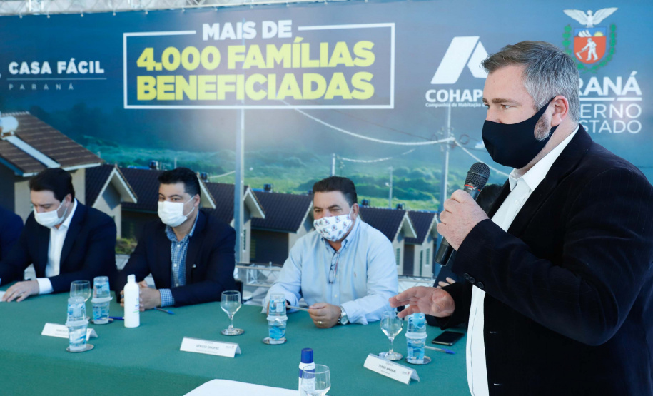 O convênio com a Pacaembu Construtora, empresa com sede em São Paulo, prevê investimentos de R$ 540 milhões. O acordo foi assinado nesta quarta-feira (5), em cerimônia no Palácio Iguaçu, pelo governador Carlos Massa Ratinho Junior, o presidente da Cohapar, Jorge Lange, prefeitos e representantes da empresa. A expectativa é que as casas fiquem prontas no primeiro semestre de 2022.