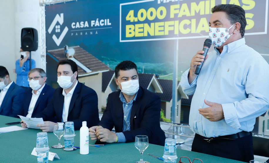O convênio com a Pacaembu Construtora, empresa com sede em São Paulo, prevê investimentos de R$ 540 milhões. O acordo foi assinado nesta quarta-feira (5), em cerimônia no Palácio Iguaçu, pelo governador Carlos Massa Ratinho Junior, o presidente da Cohapar, Jorge Lange, prefeitos e representantes da empresa. A expectativa é que as casas fiquem prontas no primeiro semestre de 2022.