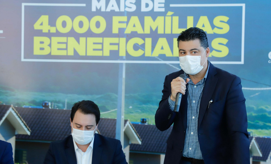 O convênio com a Pacaembu Construtora, empresa com sede em São Paulo, prevê investimentos de R$ 540 milhões. O acordo foi assinado nesta quarta-feira (5), em cerimônia no Palácio Iguaçu, pelo governador Carlos Massa Ratinho Junior, o presidente da Cohapar, Jorge Lange, prefeitos e representantes da empresa. A expectativa é que as casas fiquem prontas no primeiro semestre de 2022.