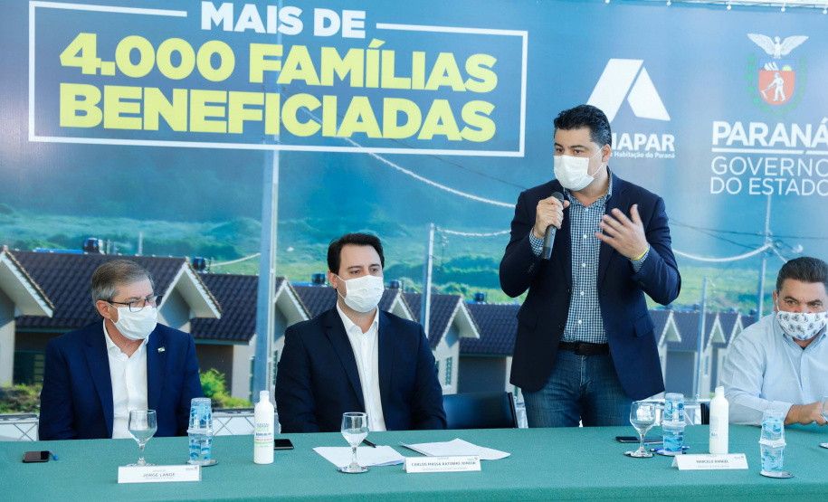 O convênio com a Pacaembu Construtora, empresa com sede em São Paulo, prevê investimentos de R$ 540 milhões. O acordo foi assinado nesta quarta-feira (5), em cerimônia no Palácio Iguaçu, pelo governador Carlos Massa Ratinho Junior, o presidente da Cohapar, Jorge Lange, prefeitos e representantes da empresa. A expectativa é que as casas fiquem prontas no primeiro semestre de 2022.