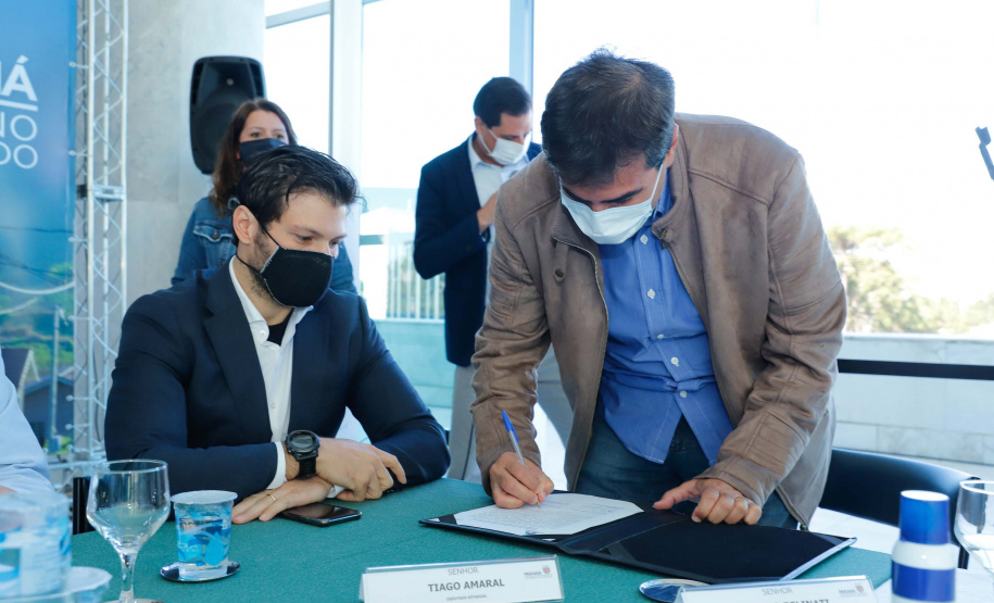 O convênio com a Pacaembu Construtora, empresa com sede em São Paulo, prevê investimentos de R$ 540 milhões. O acordo foi assinado nesta quarta-feira (5), em cerimônia no Palácio Iguaçu, pelo governador Carlos Massa Ratinho Junior, o presidente da Cohapar, Jorge Lange, prefeitos e representantes da empresa. A expectativa é que as casas fiquem prontas no primeiro semestre de 2022.