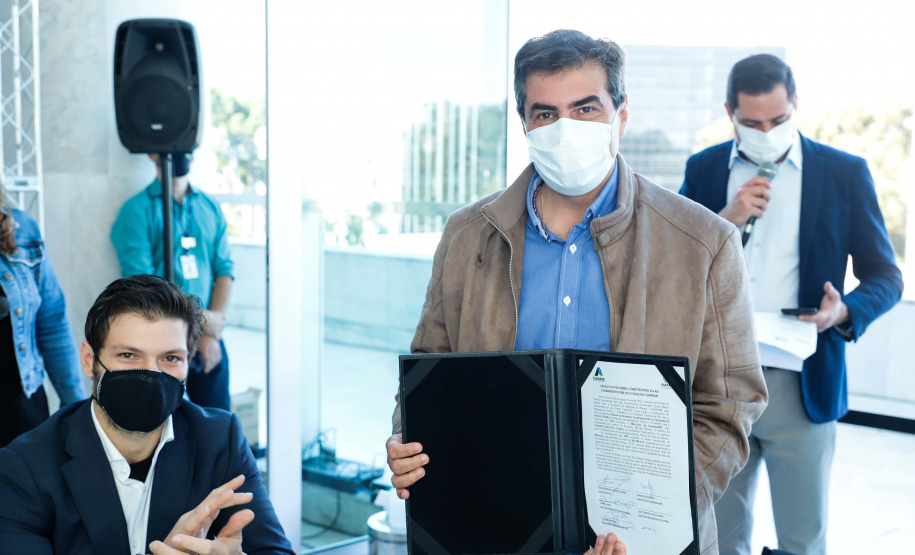 O convênio com a Pacaembu Construtora, empresa com sede em São Paulo, prevê investimentos de R$ 540 milhões. O acordo foi assinado nesta quarta-feira (5), em cerimônia no Palácio Iguaçu, pelo governador Carlos Massa Ratinho Junior, o presidente da Cohapar, Jorge Lange, prefeitos e representantes da empresa. A expectativa é que as casas fiquem prontas no primeiro semestre de 2022.