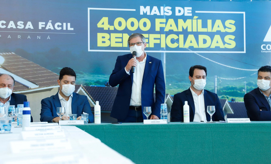 O convênio com a Pacaembu Construtora, empresa com sede em São Paulo, prevê investimentos de R$ 540 milhões. O acordo foi assinado nesta quarta-feira (5), em cerimônia no Palácio Iguaçu, pelo governador Carlos Massa Ratinho Junior, o presidente da Cohapar, Jorge Lange, prefeitos e representantes da empresa. A expectativa é que as casas fiquem prontas no primeiro semestre de 2022.