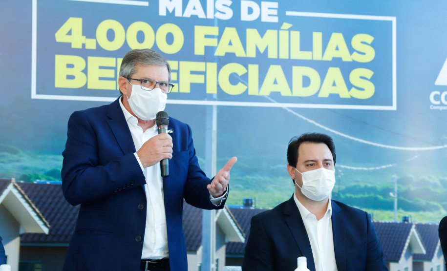 O convênio com a Pacaembu Construtora, empresa com sede em São Paulo, prevê investimentos de R$ 540 milhões. O acordo foi assinado nesta quarta-feira (5), em cerimônia no Palácio Iguaçu, pelo governador Carlos Massa Ratinho Junior, o presidente da Cohapar, Jorge Lange, prefeitos e representantes da empresa. A expectativa é que as casas fiquem prontas no primeiro semestre de 2022.