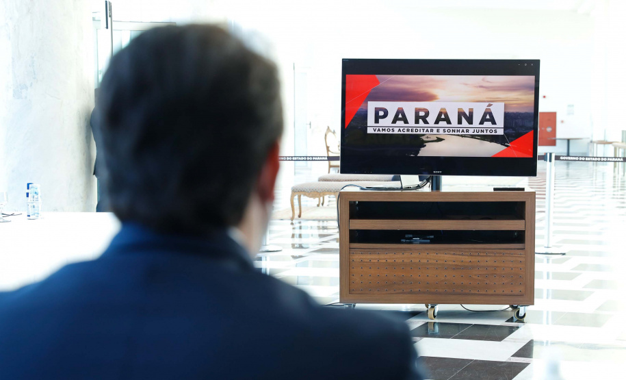 O convênio com a Pacaembu Construtora, empresa com sede em São Paulo, prevê investimentos de R$ 540 milhões. O acordo foi assinado nesta quarta-feira (5), em cerimônia no Palácio Iguaçu, pelo governador Carlos Massa Ratinho Junior, o presidente da Cohapar, Jorge Lange, prefeitos e representantes da empresa. A expectativa é que as casas fiquem prontas no primeiro semestre de 2022.