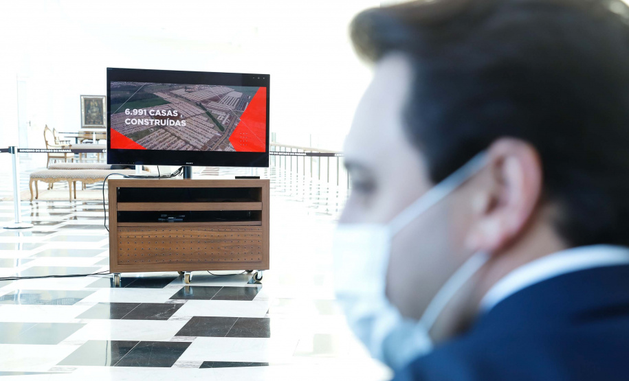 O convênio com a Pacaembu Construtora, empresa com sede em São Paulo, prevê investimentos de R$ 540 milhões. O acordo foi assinado nesta quarta-feira (5), em cerimônia no Palácio Iguaçu, pelo governador Carlos Massa Ratinho Junior, o presidente da Cohapar, Jorge Lange, prefeitos e representantes da empresa. A expectativa é que as casas fiquem prontas no primeiro semestre de 2022.